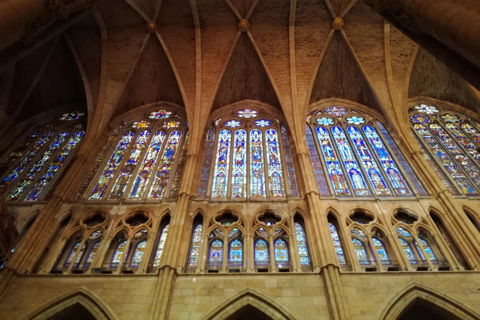 Vitrais e abóbadas da catedral de León