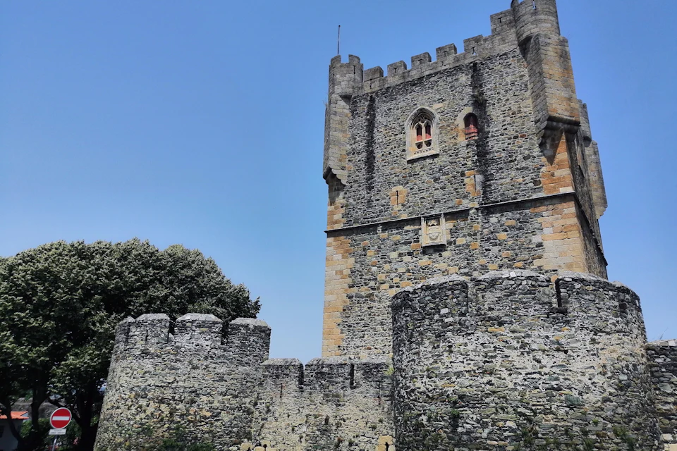 Torre de menagem do castelo de Bragança, em granito, contra o céu azul