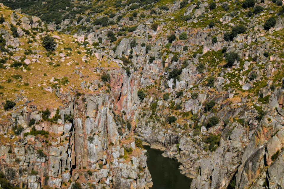 Arribas do Douro junto a Miranda do Douro, com o rio no fundo do desfiladeiro