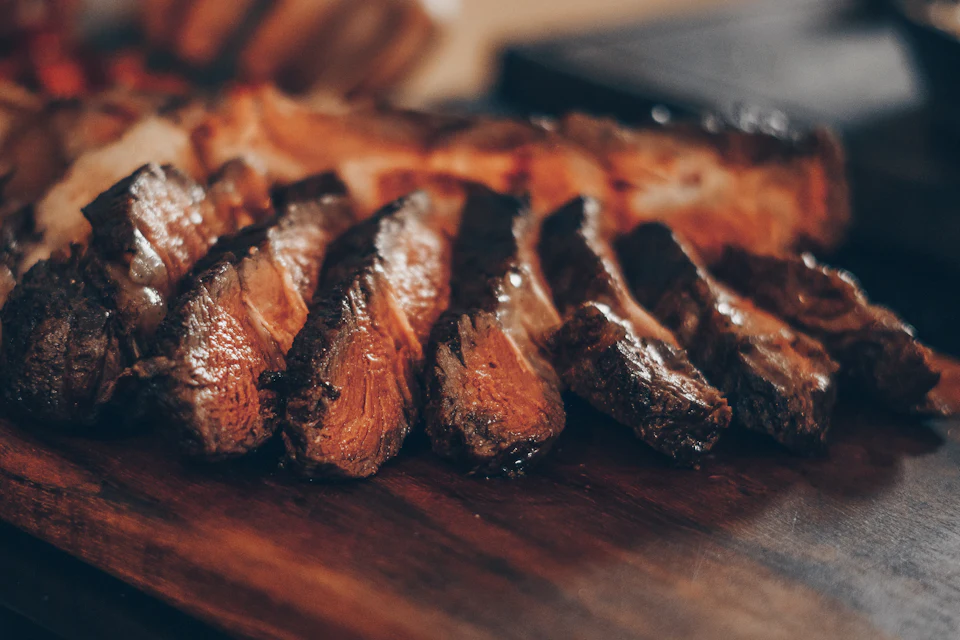 Carne de vaca grelhada cortada em fatias sobre uma tábua